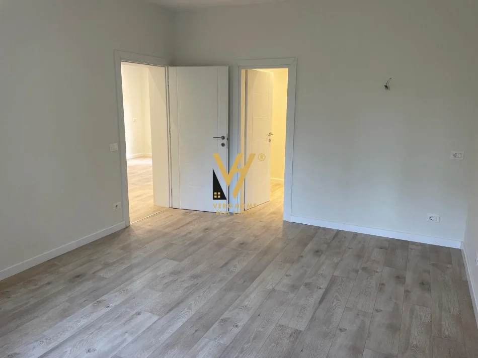 Tirane, jepet me qera zyre Kati 3, 110 m² 1.250 € (9 KATESHET)