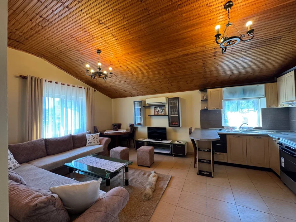 Durres, jepet me qera shtepi 4+1+Ballkon Kati 2, 132 m² 500 € (Rruga Toefik Skilja)