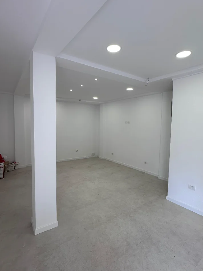 Tirane, jepet me qera dyqan Kati 0, 42 m² 500 € (sheshi skenderbej)