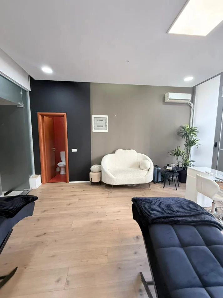 Tirane, jepet me qera ambjent biznesi Kati 1, 36 m² 500 € (Bllok)