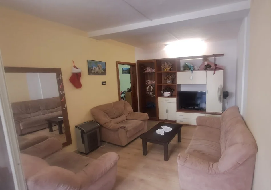 Tirane, jepet me qera Vile 2+1 Kati 0, 70 m² 450 € (Rr Kongresi i Lushnjes)