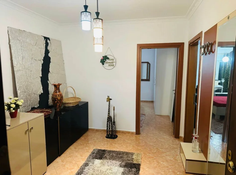 Tirane, jepet me qera apartament 2+1 Kati 3, 120 m² (Zogu i Zi)