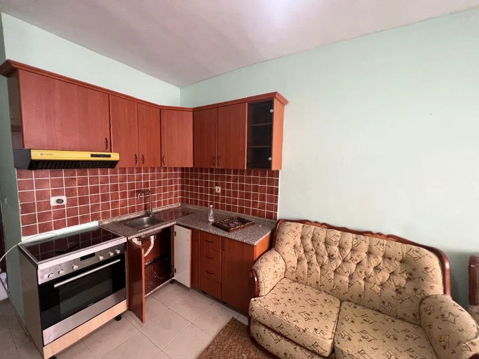 Tirane, jepet me qera apartament 1+1 Kati 5, 