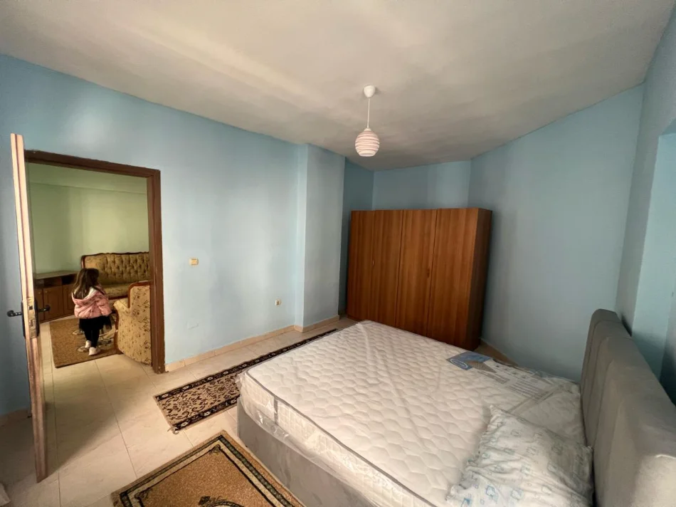 Tirane, jepet me qera apartament 1+1 Kati 5, 