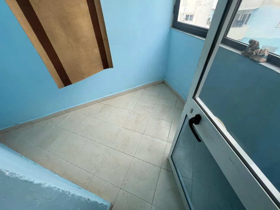 Tirane, jepet me qera apartament 1+1 Kati 5, 