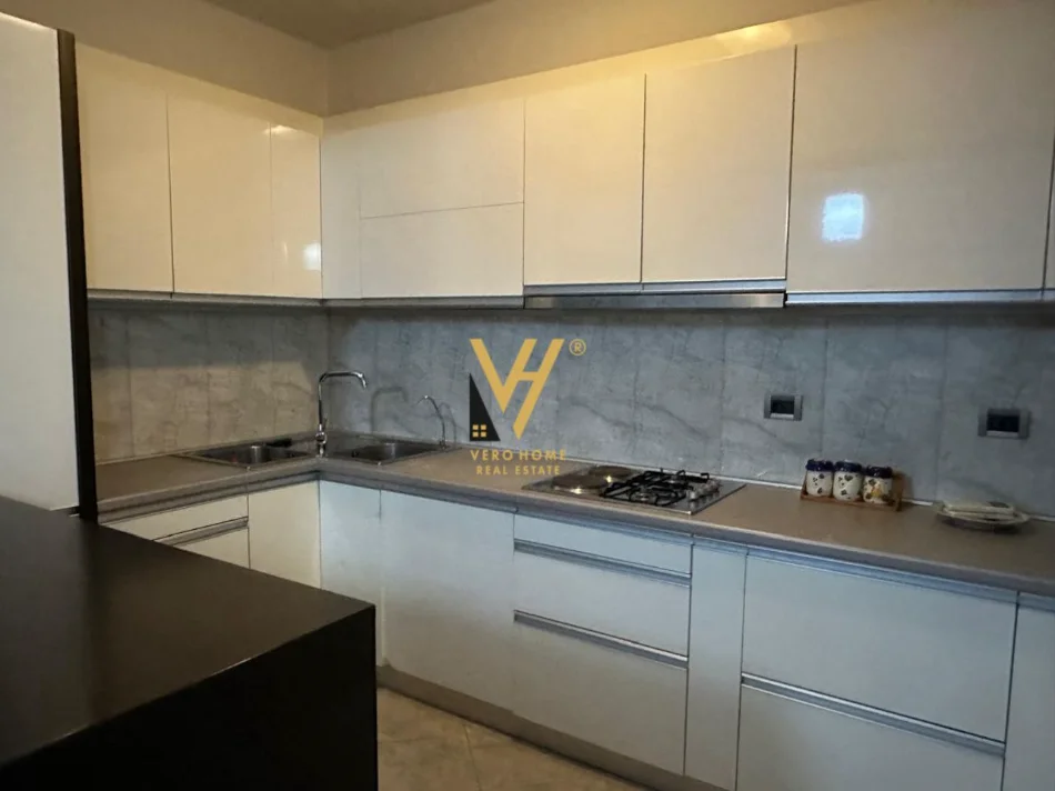 Tirane, jepet me qera apartament 2+1+Ballkon Kati 7, 102 m² 900 € (RRUGA E ELBASANIT)