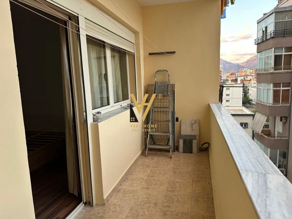 Tirane, jepet me qera apartament 2+1+Ballkon Kati 7, 102 m² 900 € (RRUGA E ELBASANIT)