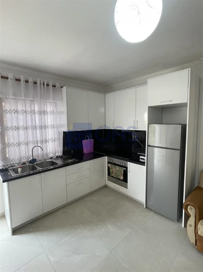 Tirane, jepet me qera apartament 1+1+Aneks+Ballkon Kati 1, 55 m² 350 € (Institut, Pran Universitetit)