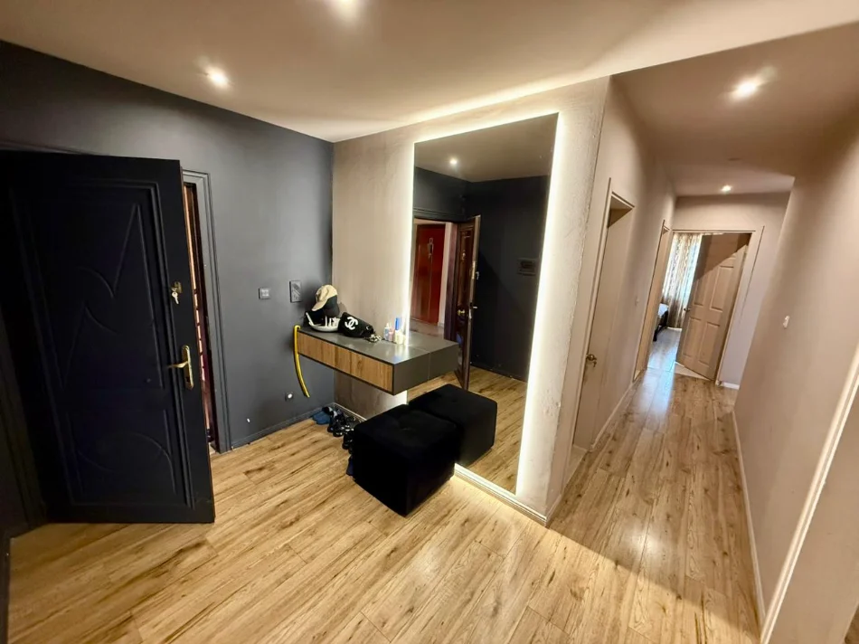 Tirane, shitet apartament 3+1 Kati 8, 132 m² 225.000 € 