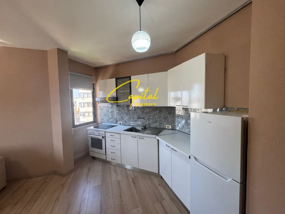 Tirane, jepet me qera apartament 1+1 Kati 4, 65 m² 500 € (ISH STACIONI TRENIT)