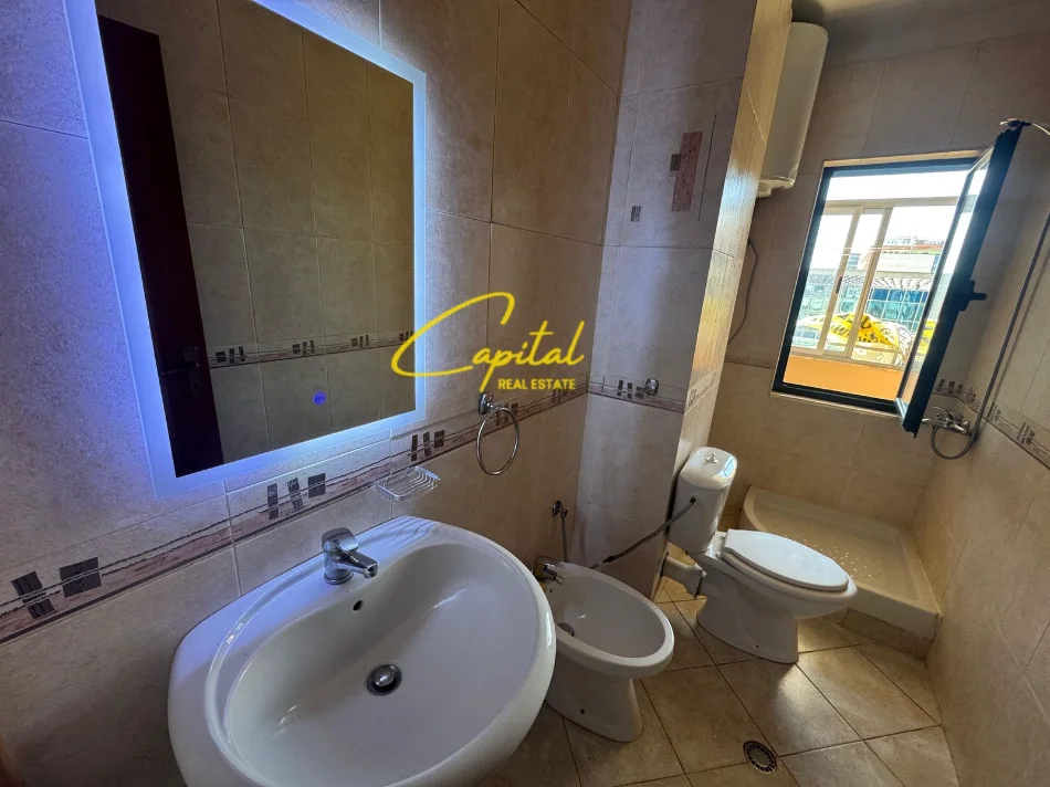Tirane, jepet me qera apartament 1+1 Kati 4, 65 m² 500 € (ISH STACIONI TRENIT)