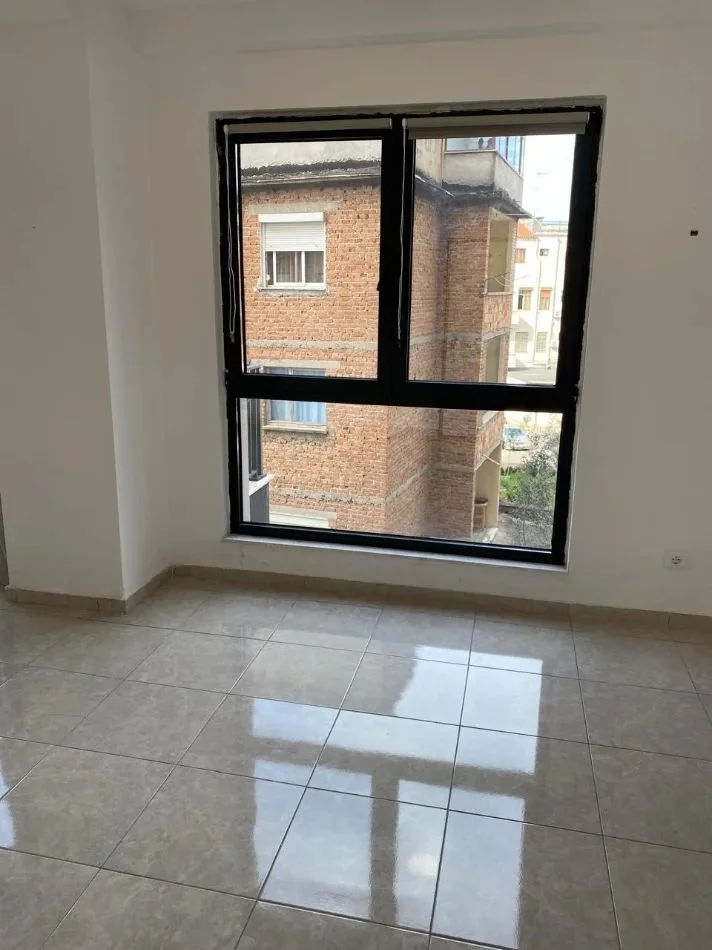 Tirane, jepet me qera zyre Kati 3, 89 m² 800 € (PAZARI I RI)