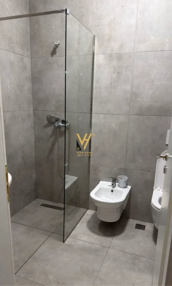 Tirane, jepet me qera apartament 2+1+Ballkon Kati 3, 78 m² 700 € (RRUGA E DIBRES)