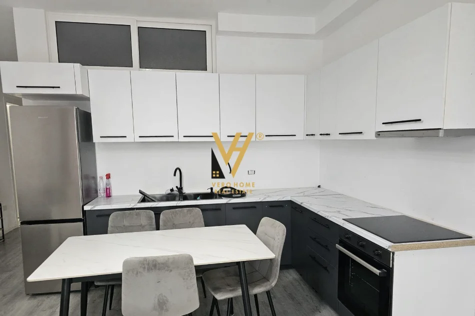 Tirane, jepet me qera apartament 2+1+Ballkon Kati 3, 78 m² 700 € (RRUGA E DIBRES)