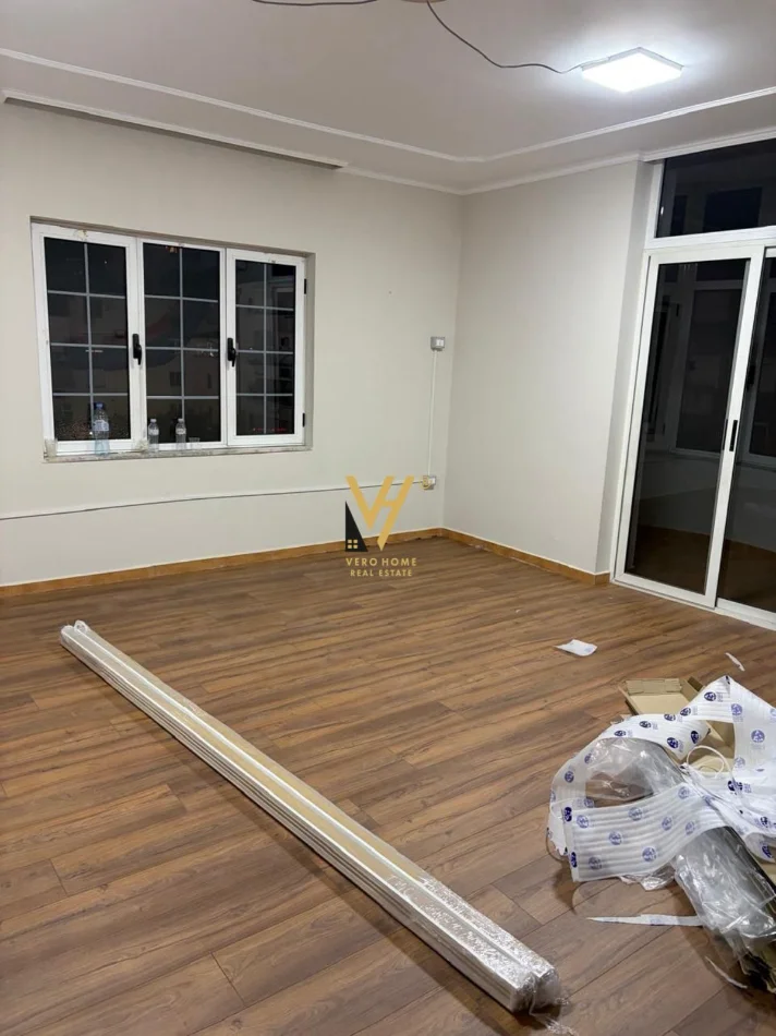 Tirane, jepet me qera ambjent biznesi Kati 4, 178 m² 1.800 € (SHESHI WILLSON)