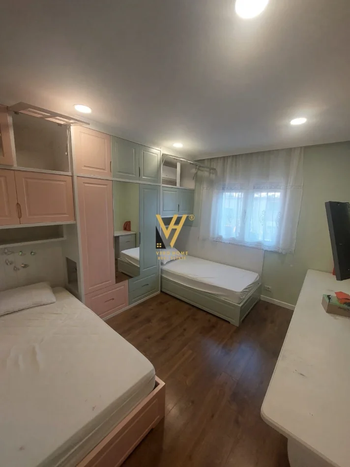 Tirane, jepet me qera apartament 2+1+Ballkon Kati 5, 80 m² 800 € (PALLATI ME SHIGJETA)