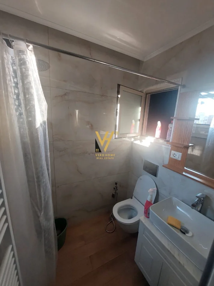 Tirane, jepet me qera apartament 2+1+Ballkon Kati 5, 80 m² 800 € (PALLATI ME SHIGJETA)