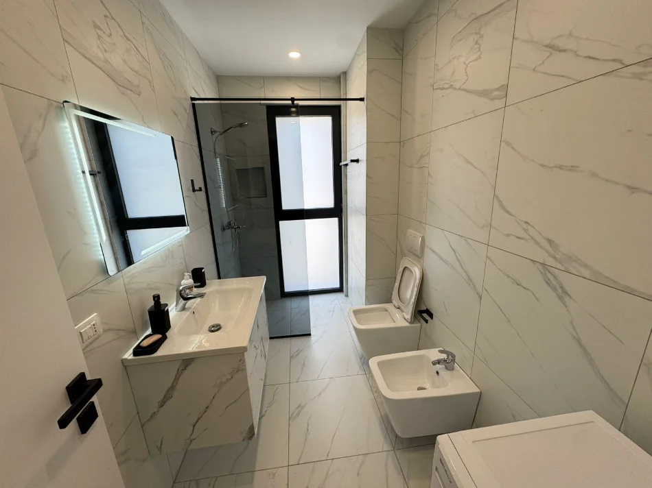 Tirane, jepet me qera apartament 1+1 Kati 5, 700 € 