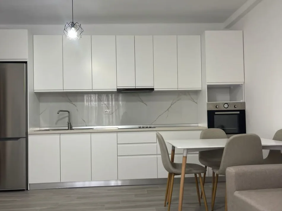 Tirane, jepet me qera apartament 3+1 Kati 2, 500 € 