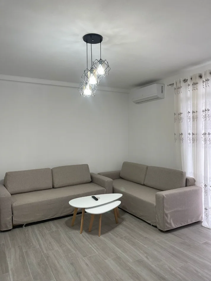 Tirane, jepet me qera apartament 3+1 Kati 2, 500 € 