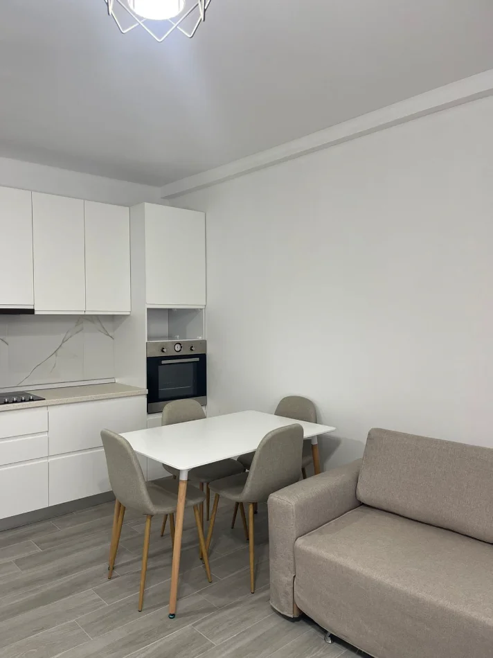 Tirane, jepet me qera apartament 3+1 Kati 2, 500 € 