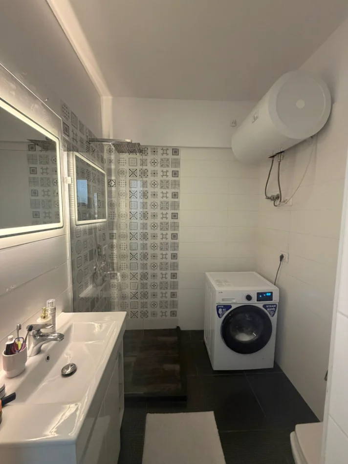 Tirane, jepet me qera apartament 2+1+Ballkon Kati 4, 90 m² 1.100 € (Kompleksi Delijorgji)
