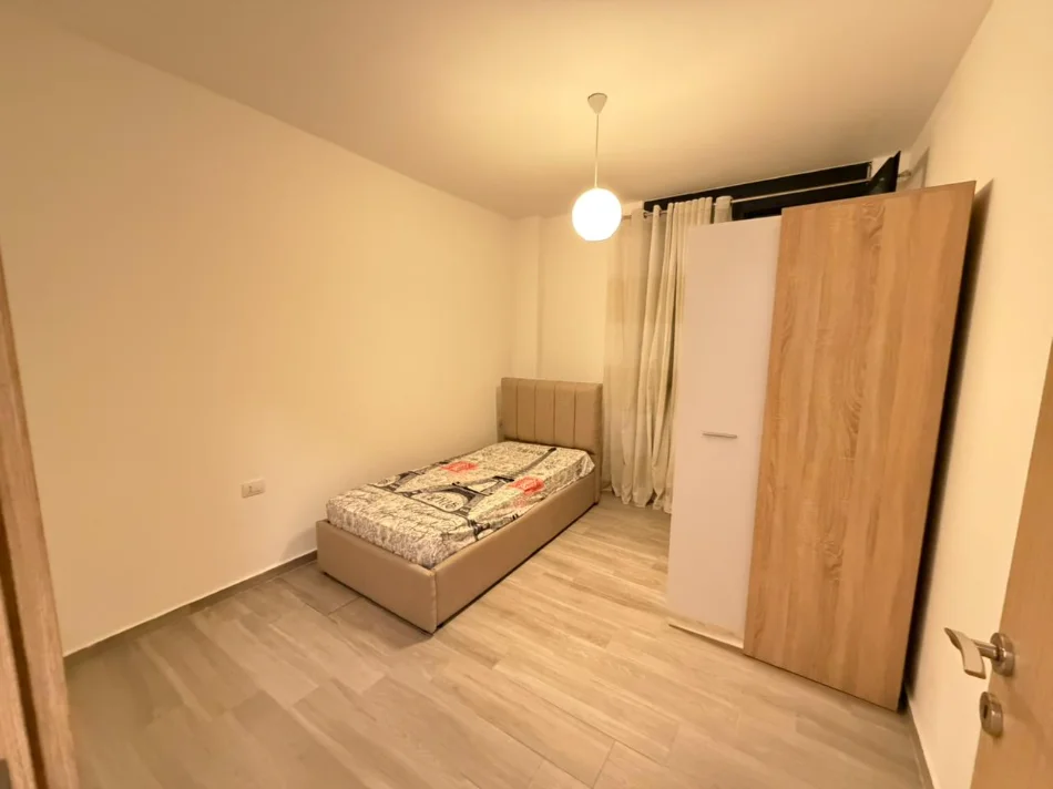 Tirane, jepet me qera apartament 3+1 Kati 2, 500 € 