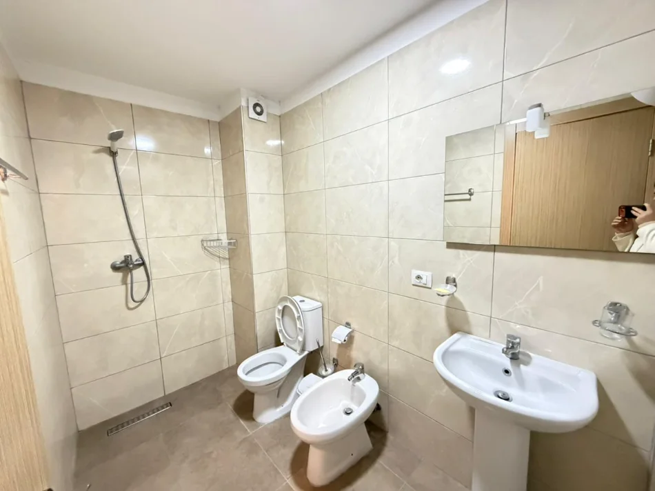 Tirane, jepet me qera apartament 3+1 Kati 2, 500 € 