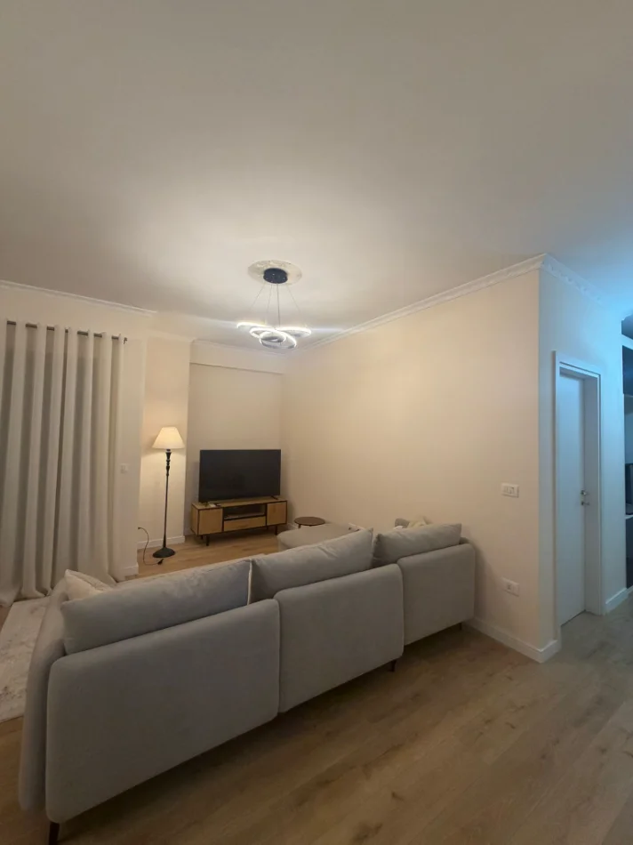 Tirane, jepet me qera apartament 2+1+Ballkon , (Kompleksi Delijorgji, Tiranë)