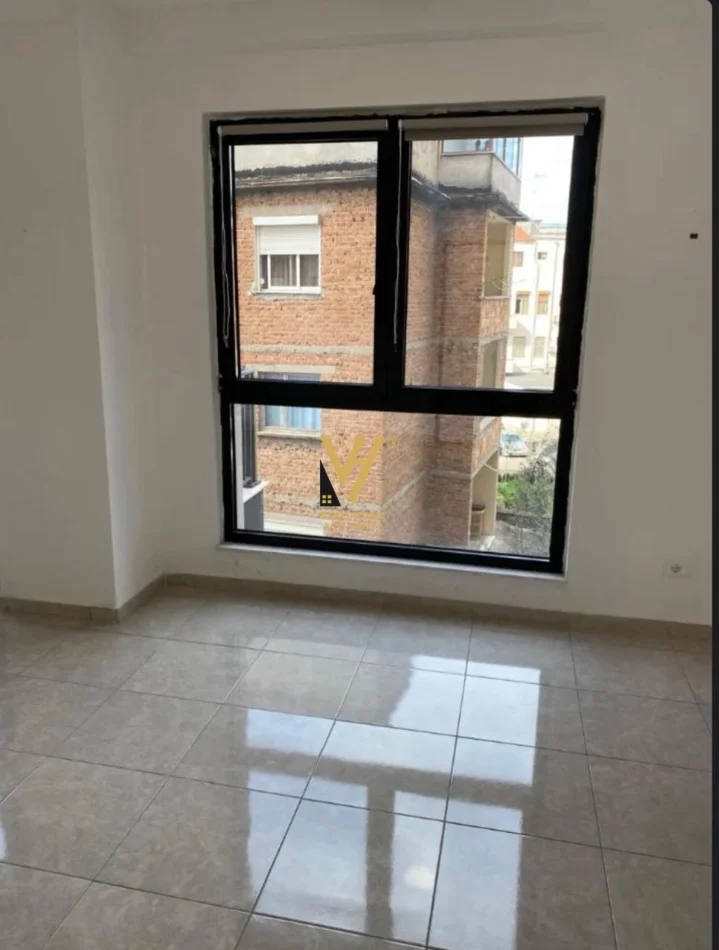 Tirane, jepet me qera apartament 1+1+Ballkon Kati 3, 89 m² 800 € (PAZARI I RI)