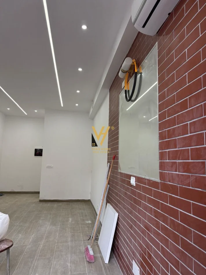 Tirane, shitet dyqan Kati 0, 26 m² 105.000 € (KOMUNA E PARISIT)