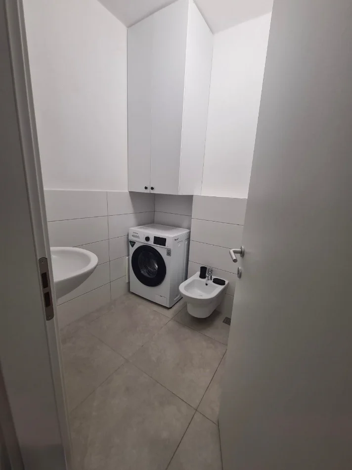 Tirane, jepet me qera apartament 1+1 Kati 3, 70 m² 700 € (Rruga e Elbasanit)