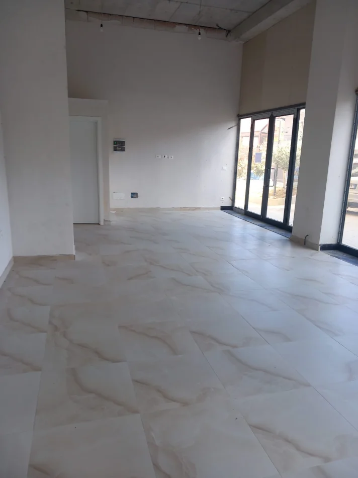 Tirane, jepet me qera ambjent biznesi Kati 1, 60 m² 600 € (Porcelan)