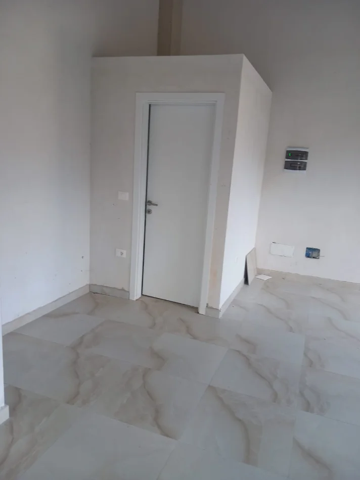 Tirane, jepet me qera ambjent biznesi Kati 1, 60 m² 600 € (Porcelan)