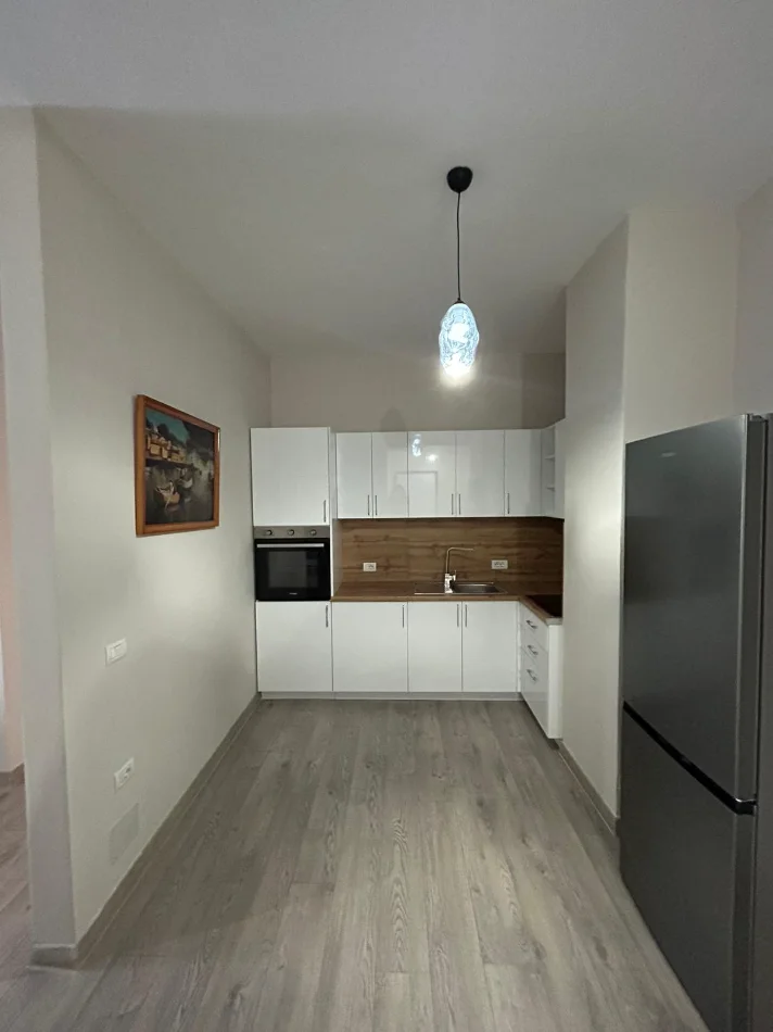 Tirane, jepet me qera apartament 1+1+Ballkon Kati 2, 70 m² 600 € 