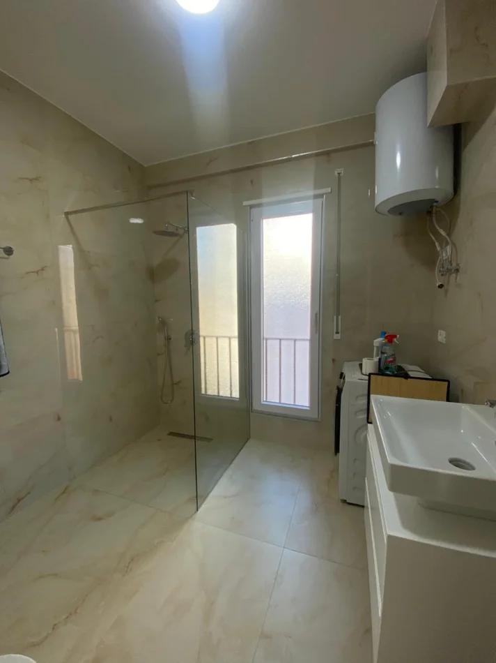 Tirane, jepet me qera apartament 2+1+Ballkon Kati 6, 98 m² 1.000 € (Pazari i Ri)