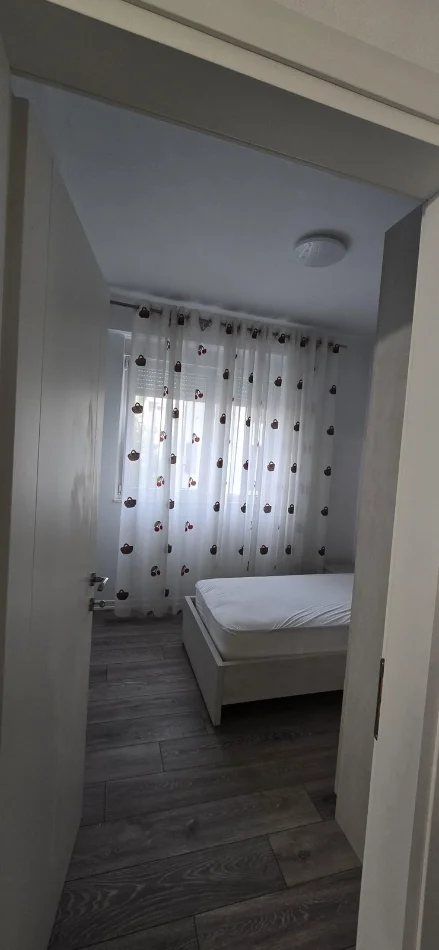Tirane, jepet me qera apartament 2+1 Kati 3, 82 m² 600 € (LIQENI I THATE)