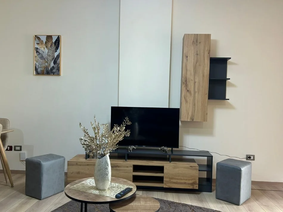 Tirane, jepet me qera apartament 1+1+Ballkon Kati 4, 70 m² 600 € (Rruga e Kavajes)