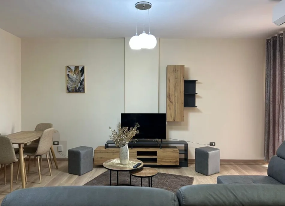 Tirane, jepet me qera apartament 1+1+Ballkon Kati 4, 70 m² 600 € (Rruga e Kavajes)