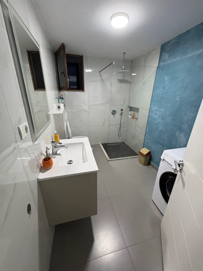 Tirane, jepet me qera apartament 1+1 Kati 2, 65 m² 450 € (ALI DEMI)