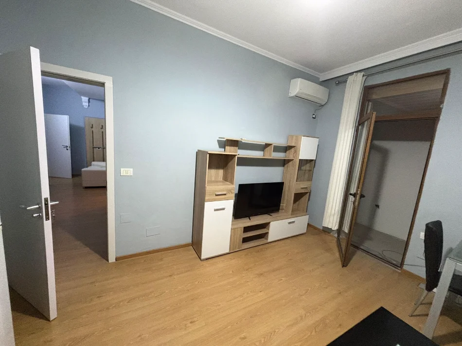 Tirane, jepet me qera apartament 1+1 Kati 2, 65 m² 450 € (ALI DEMI)