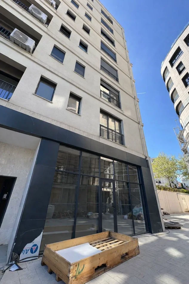 Tirane, jepet me qera dyqan Kati 0, 180 m² 2.000 € (LIQENI I THATE)