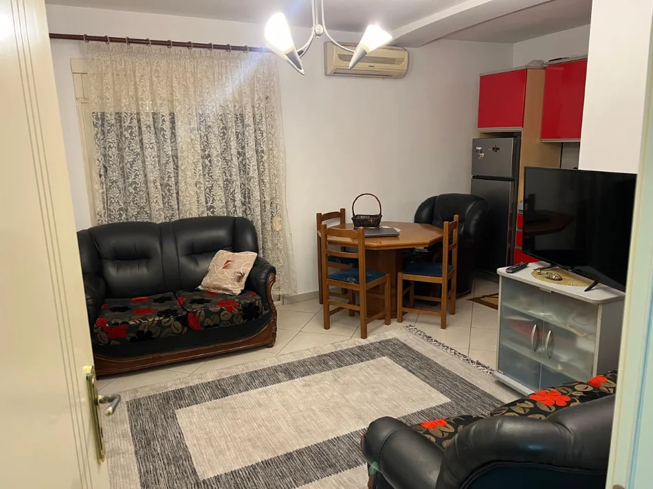 Tirane, jepet me qera apartament 1+1+Ballkon Kati 5, 55 m² 400 € (Rruga Petro Nini Luarasi, 200 m nga shkolla baletit)