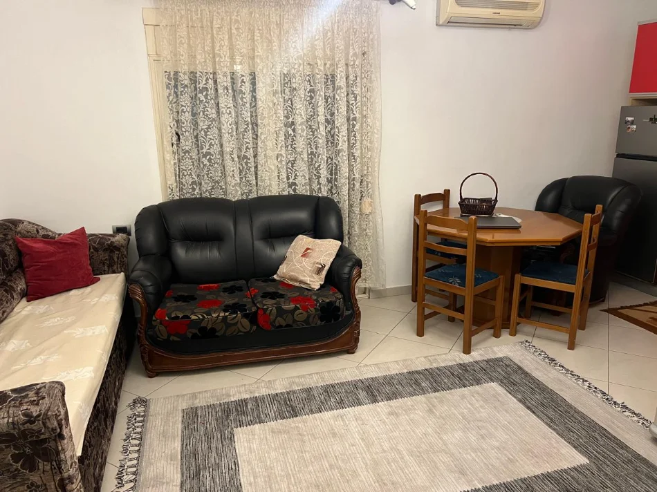 Tirane, jepet me qera apartament 1+1+Ballkon Kati 5, 55 m² 400 € (Rruga Petro Nini Luarasi, 200 m nga shkolla baletit)