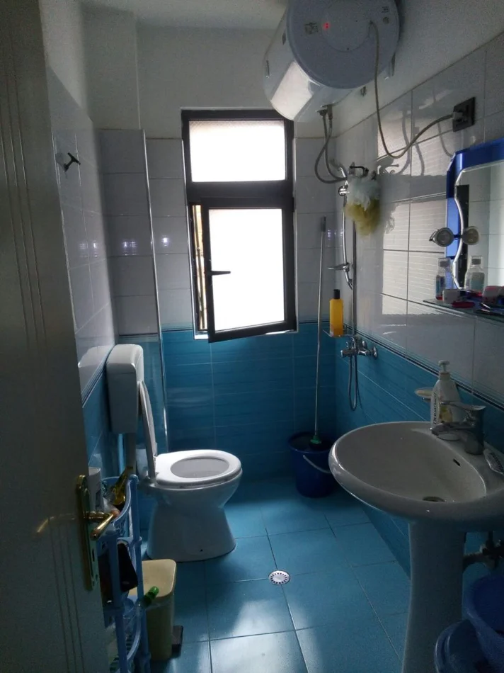 Tirane, jepet me qera apartament 1+1+Ballkon Kati 5, 55 m² 400 € (Rruga Petro Nini Luarasi, 200 m nga shkolla baletit)