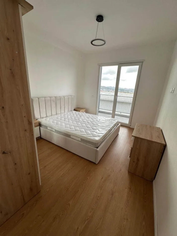 Tirane, jepet me qera apartament 2+1 Kati 4, 98 m² 500 € (UNIVERS CITY)