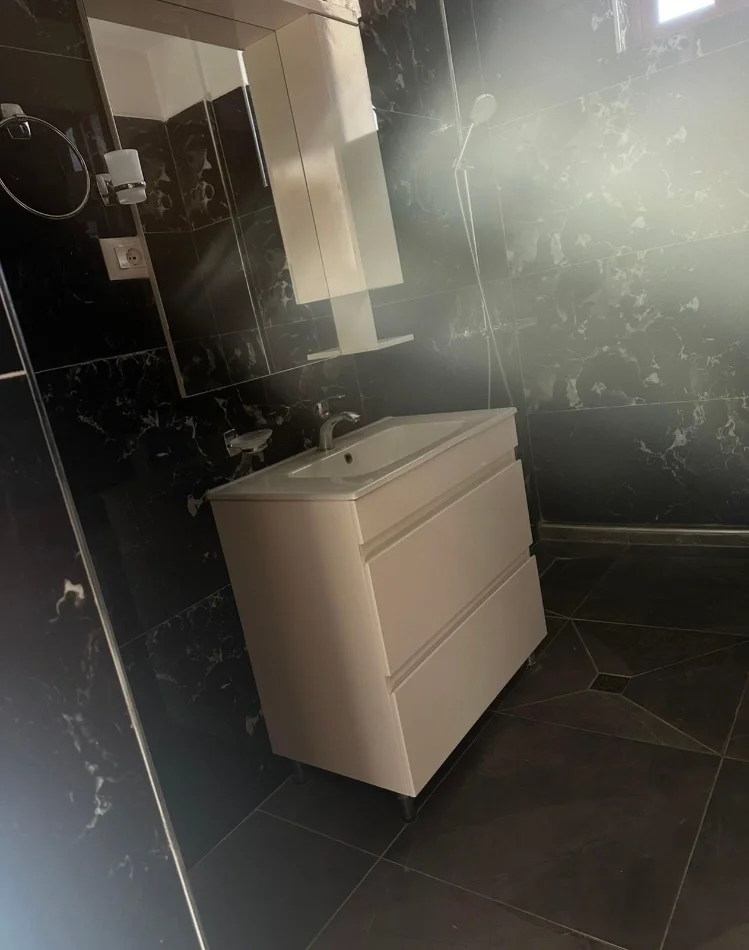 Tirane, jepet me qera apartament 2+1 Kati 1, 90 m² 370 € (ALLIAS)