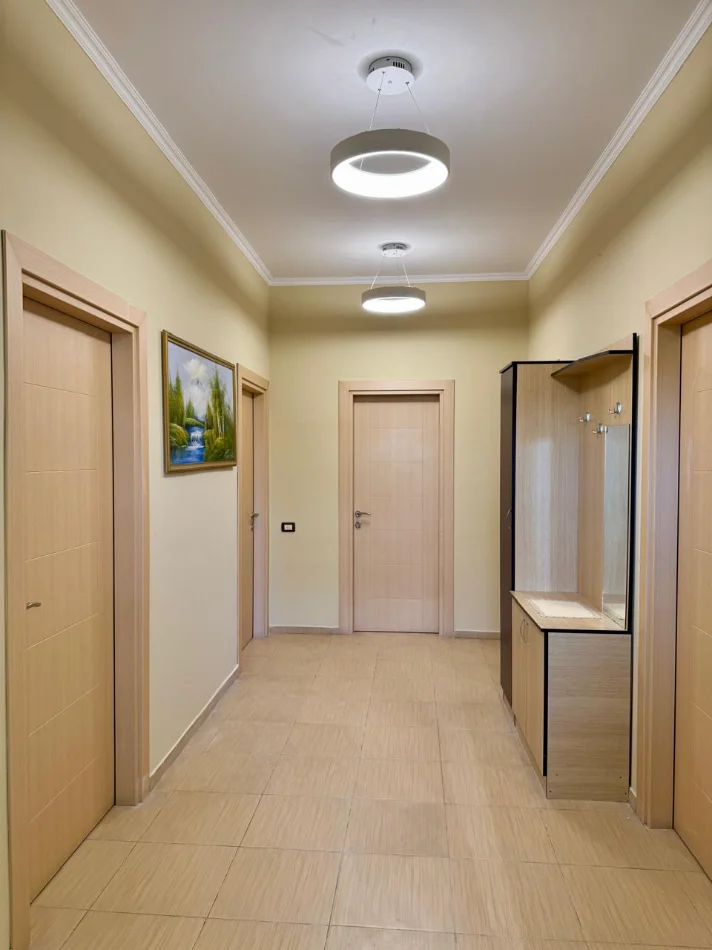 Durres, jepet me qera shtepi 4+1+Ballkon Kati 2, 132 m² 500 € (Rruga Toefik Skilja)