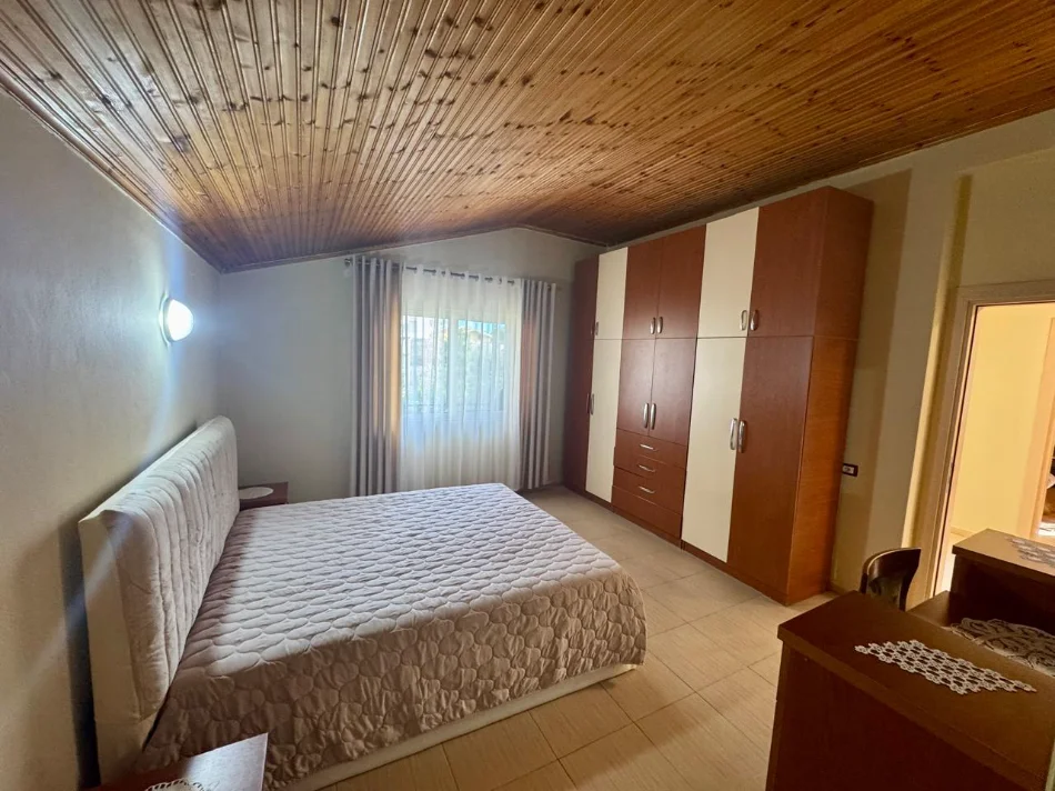 Durres, jepet me qera shtepi 4+1+Ballkon Kati 2, 132 m² 500 € (Rruga Toefik Skilja)