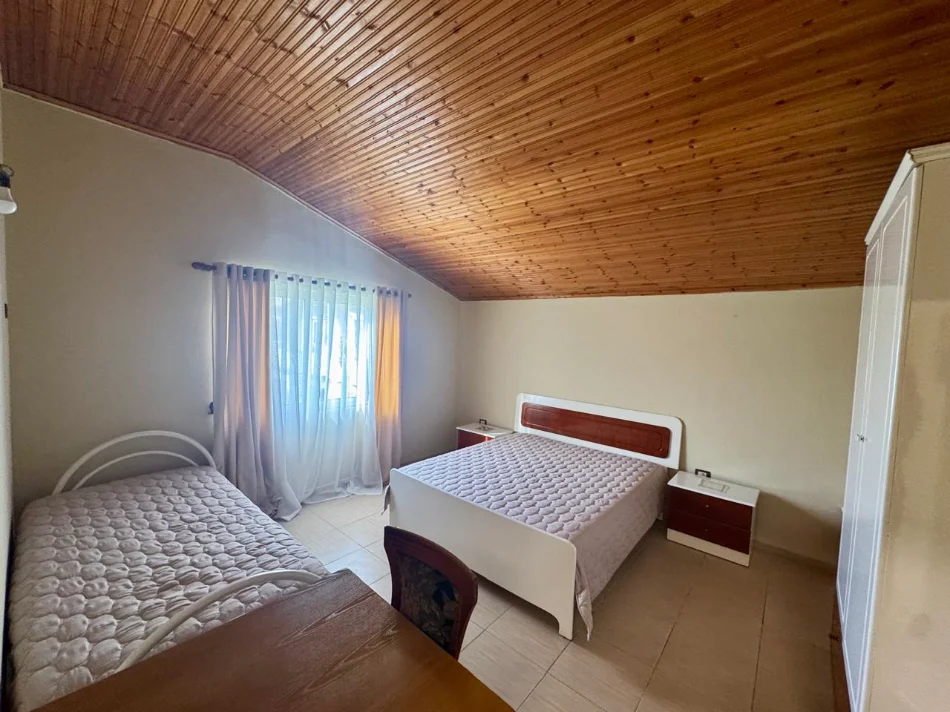 Durres, jepet me qera shtepi 4+1+Ballkon Kati 2, 132 m² 500 € (Rruga Toefik Skilja)